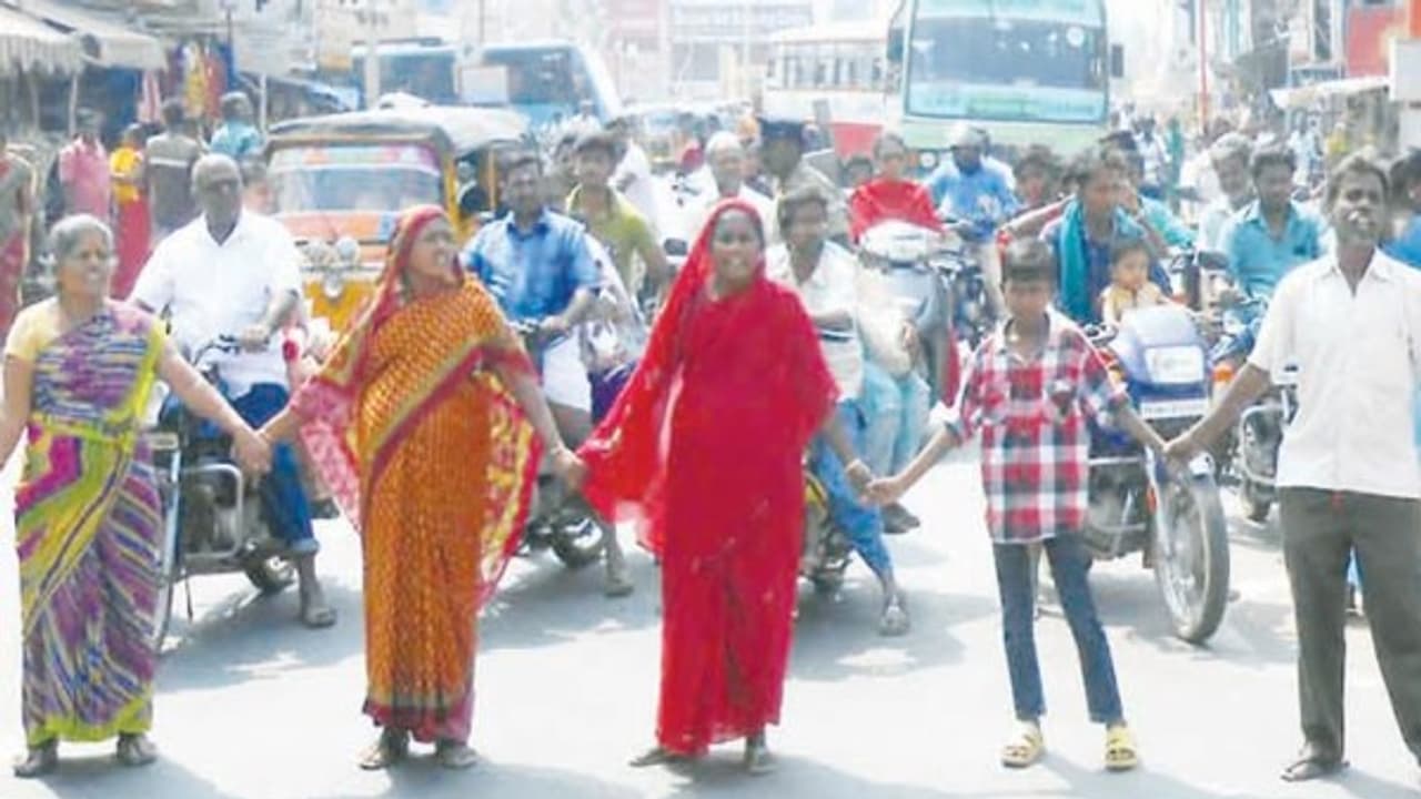 கட்டண உயர்வை கண்டித்து சாலையில் இறங்கி போராடிய மார்க்சிஸ்ட் கட்சியினர்; 27 பேர் கைது... கட்டண உயர்வை கண்டித்து சாலையில் இறங்கி போராடிய மார்க்சிஸ்ட் கட்சியினர்; 27 பேர் கைது...