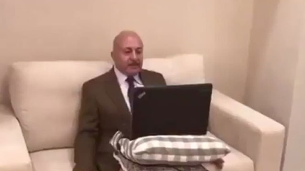 പാന്റ്സ് ധരിക്കാതെ ചാനലില് ലൈവ് ചര്ച്ച; വീഡിയോ വൈറല് പാന്റ്സ് ധരിക്കാതെ ചാനലില് ലൈവ് ചര്ച്ച; വീഡിയോ വൈറല്