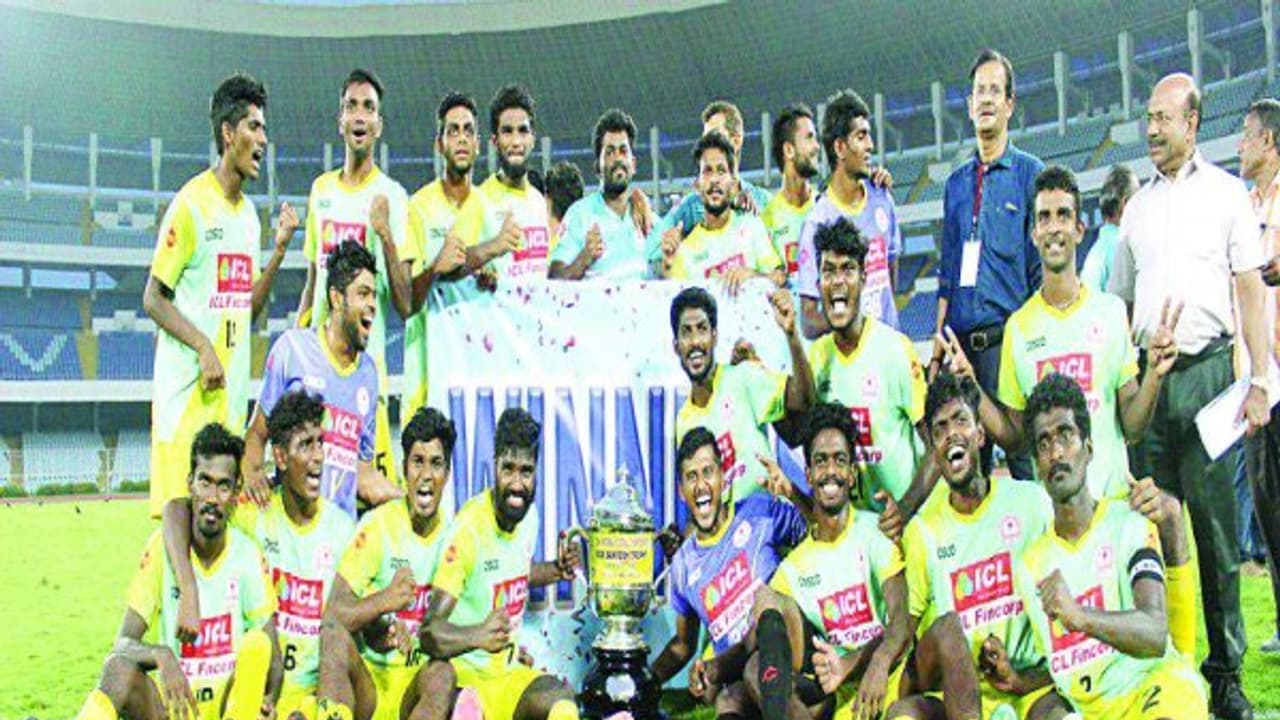 சந்தோஷ் கோப்பை: பெங்கால் அணியை வீழ்த்தி ஆறாவது முறையாக கோப்பை வென்றது கேரளம்... சந்தோஷ் கோப்பை: பெங்கால் அணியை வீழ்த்தி ஆறாவது முறையாக கோப்பை வென்றது கேரளம்...