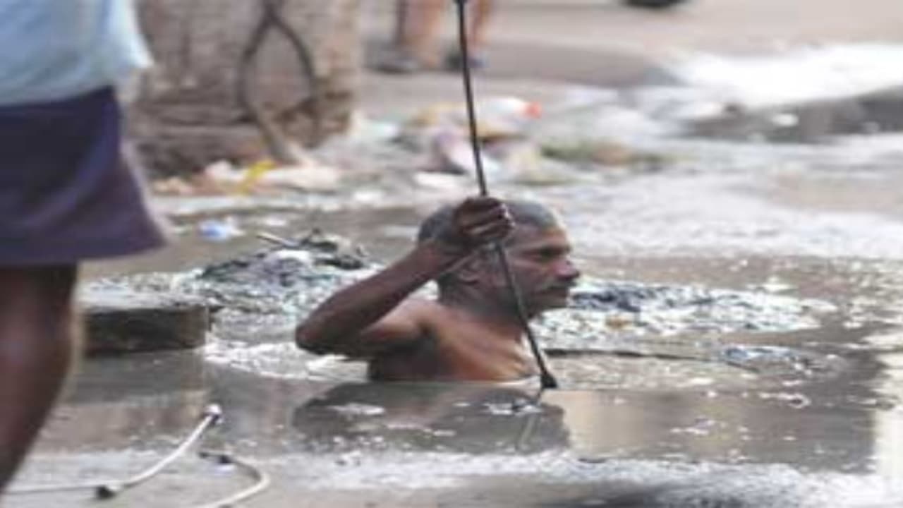 ஒழிக்கப்பட வேண்டிய பணியில் தமிழகத்தில் மட்டும் 363 பேர்... !!! தடை விதித்தும் பயனில்லை ஒழிக்கப்பட வேண்டிய பணியில் தமிழகத்தில் மட்டும் 363 பேர்... !!! தடை விதித்தும் பயனில்லை