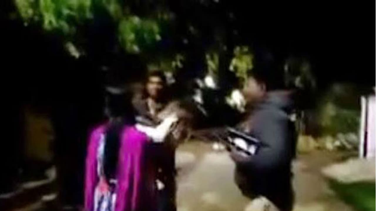 ഭാര്യയുമായുള്ള തര്ക്കത്തില് കുഞ്ഞിനെ ഓട്ടോയിലിടിച്ച് യുവാവ് ഭാര്യയുമായുള്ള തര്ക്കത്തില് കുഞ്ഞിനെ ഓട്ടോയിലിടിച്ച് യുവാവ്