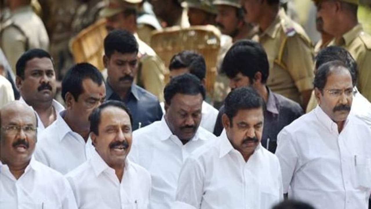 டி.டி.வி.தினகரன் அதிமுக அலுவலகத்துக்குள் நுழைய முடியுமா ? எடப்பாடி பழனிசாமி, அமைச்சர்கள் இன்று முக்கிய முடிவு !! டி.டி.வி.தினகரன் அதிமுக அலுவலகத்துக்குள் நுழைய முடியுமா ? எடப்பாடி பழனிசாமி, அமைச்சர்கள் இன்று முக்கிய முடிவு !!