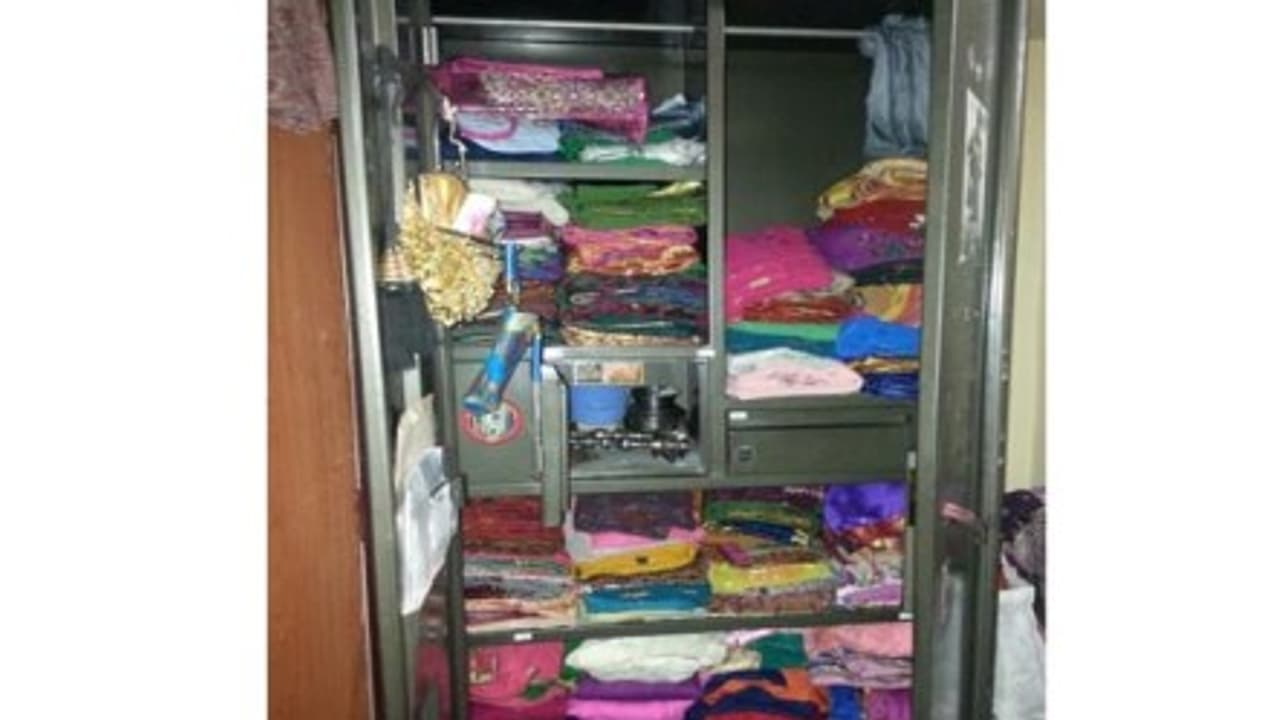 வீட்டை திறந்து வைத்து குளிக்க சென்ற உரிமையாளர் சைக்கிள் கேப்பில் நகையை ஆட்டைய போட்ட பலே திருடன்...!!! வீட்டை திறந்து வைத்து குளிக்க சென்ற உரிமையாளர் சைக்கிள் கேப்பில் நகையை ஆட்டைய போட்ட பலே திருடன்...!!!