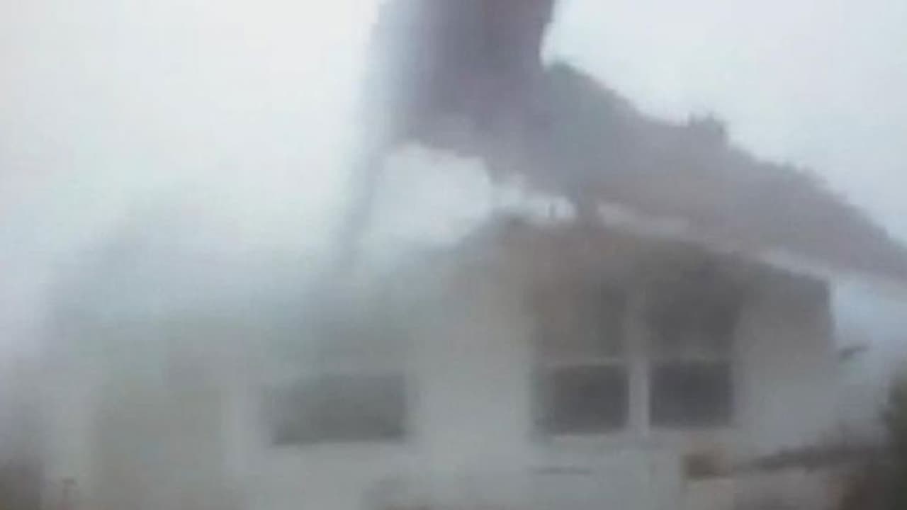 ಭೀಕರ ಚಂಡಮಾರುತಕ್ಕೆ ಹೊಡೆತಕ್ಕೆ ಹಾರಿಹೋಯ್ತು ಬಿಲ್ಡಿಂಗ್ ಛಾವಣಿ ಭೀಕರ ಚಂಡಮಾರುತಕ್ಕೆ ಹೊಡೆತಕ್ಕೆ ಹಾರಿಹೋಯ್ತು ಬಿಲ್ಡಿಂಗ್ ಛಾವಣಿ