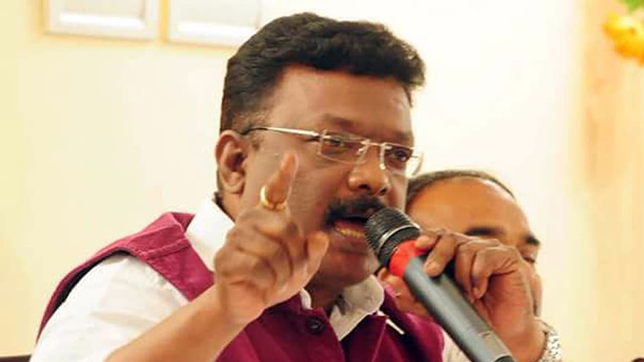 కొందరు ఉద్యోగులే కేసిఆర్ తొత్తులు : దాసోజు శ్రావణ్