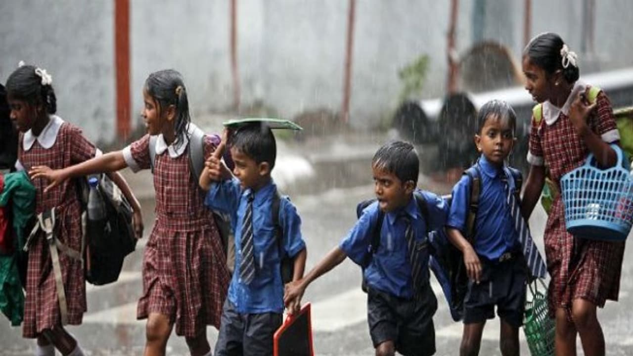 சென்னையில் தெறிக்க விடும் கனமழை மகிழ்ச்சியில் பொதுமக்கள்!! சென்னையில் தெறிக்க விடும் கனமழை மகிழ்ச்சியில் பொதுமக்கள்!!