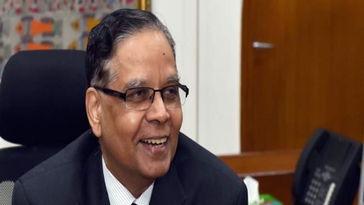 ರೂಪಾಯಿ ಮೌಲ್ಯ: ಎಲ್ರೂ ಒಂದ್ ಹೇಳಿದ್ರೆ ಇವ್ರು ಹೇಳೊದೇ ಬೇರೆ! ರೂಪಾಯಿ ಮೌಲ್ಯ: ಎಲ್ರೂ ಒಂದ್ ಹೇಳಿದ್ರೆ ಇವ್ರು ಹೇಳೊದೇ ಬೇರೆ!