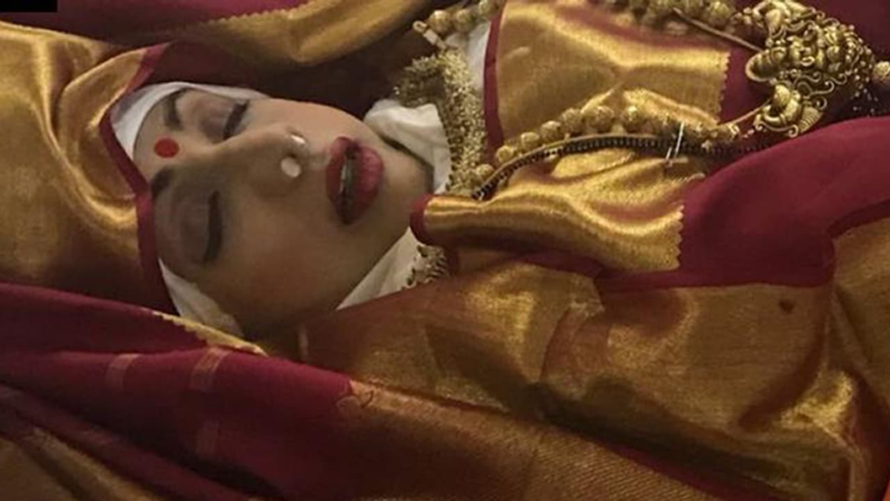 ശ്രീദേവിയെ അവസാന യാത്രയില് അണിയിച്ചൊരുക്കിയ്ത് റാണി മുഖര്ജിയും സംഘവും ശ്രീദേവിയെ അവസാന യാത്രയില് അണിയിച്ചൊരുക്കിയ്ത് റാണി മുഖര്ജിയും സംഘവും