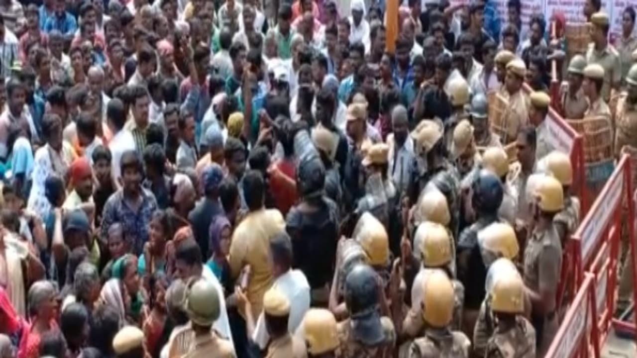 போர்க்களமாக மாறிய தூத்துக்குடி.. முற்றியது ஸ்டெர்லைட் எதிர்ப்பு போராட்டம்!! போலீஸ் துப்பாக்கிச்சூட்டில் போராட்டக்காரர் ஒருவர் பலி போர்க்களமாக மாறிய தூத்துக்குடி.. முற்றியது ஸ்டெர்லைட் எதிர்ப்பு போராட்டம்!! போலீஸ் துப்பாக்கிச்சூட்டில் போராட்டக்காரர் ஒருவர் பலி