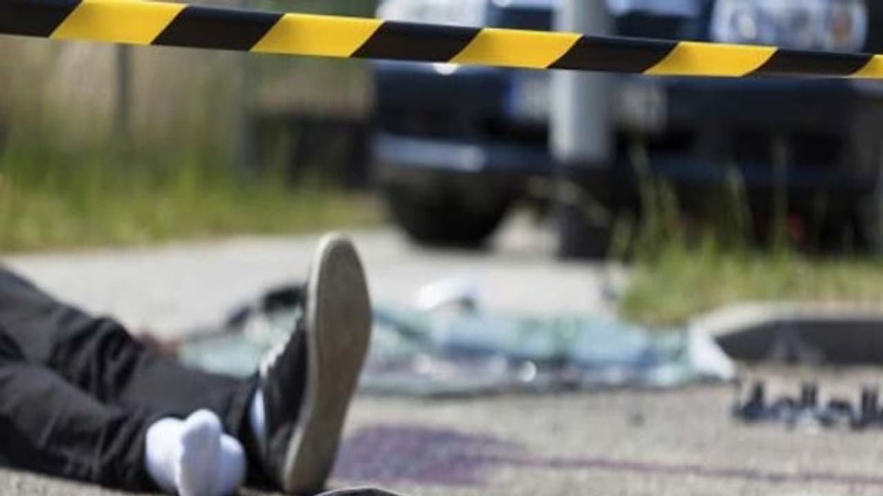 భవనంపై నుంచి దూకిన ప్రేమ జంట.. బాలుడు మృతి