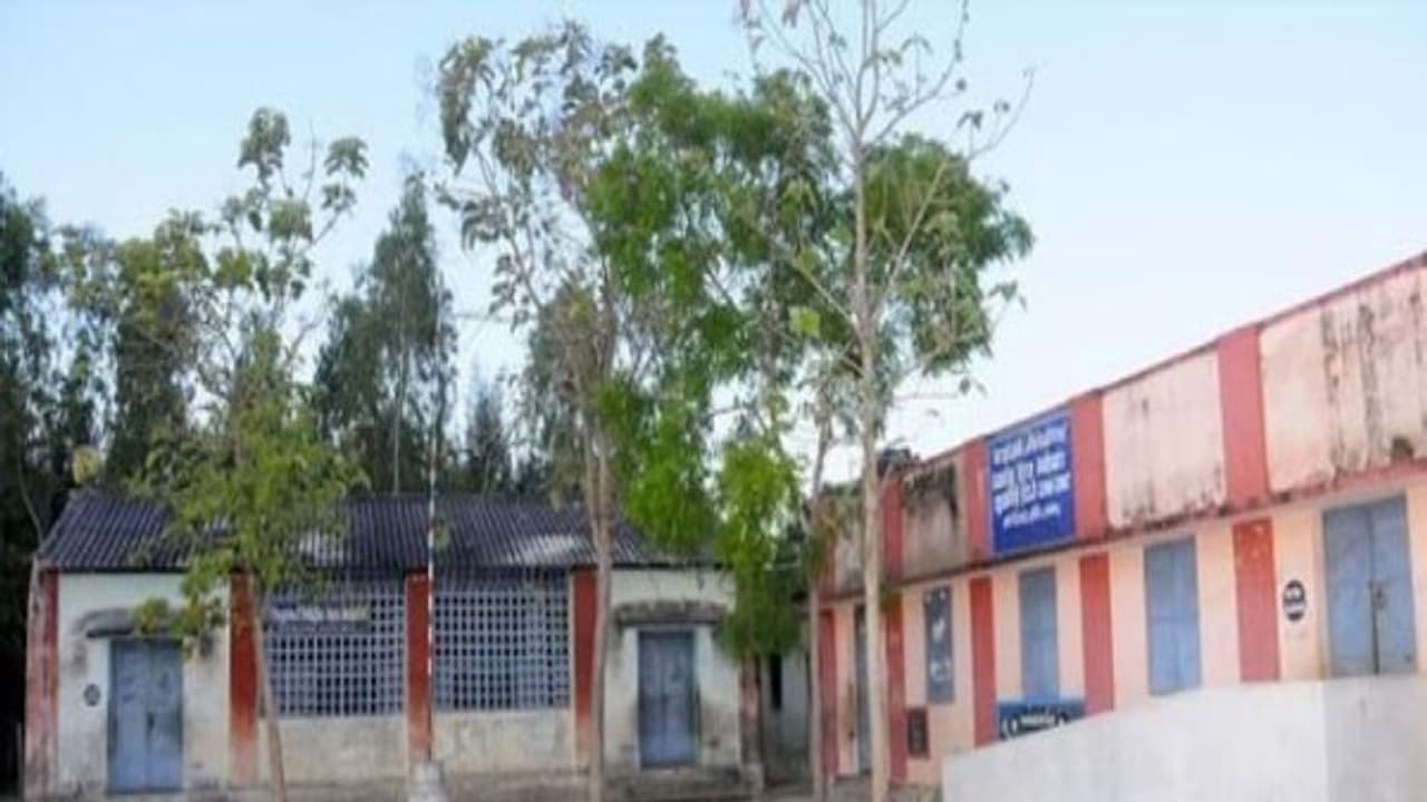 மனப்பாடம் செய்யாத மாணவர்களை “செருப்பால் அடித்து துவைத்த” ஆசிரியர்... மனப்பாடம் செய்யாத மாணவர்களை “செருப்பால் அடித்து துவைத்த” ஆசிரியர்...