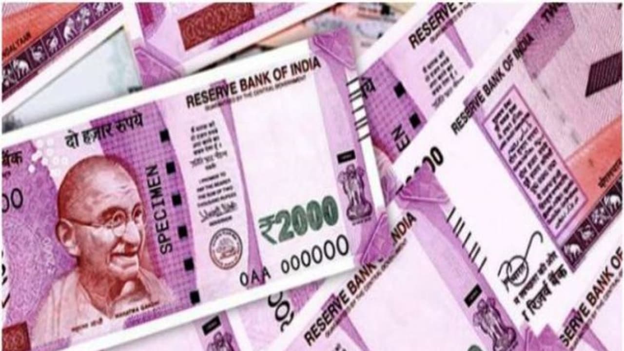 രേഖകളില്ലാതെ കാറില് കടത്താന് ശ്രമിച്ച 16 ലക്ഷം രൂപ പിടികൂടി രേഖകളില്ലാതെ കാറില് കടത്താന് ശ്രമിച്ച 16 ലക്ഷം രൂപ പിടികൂടി