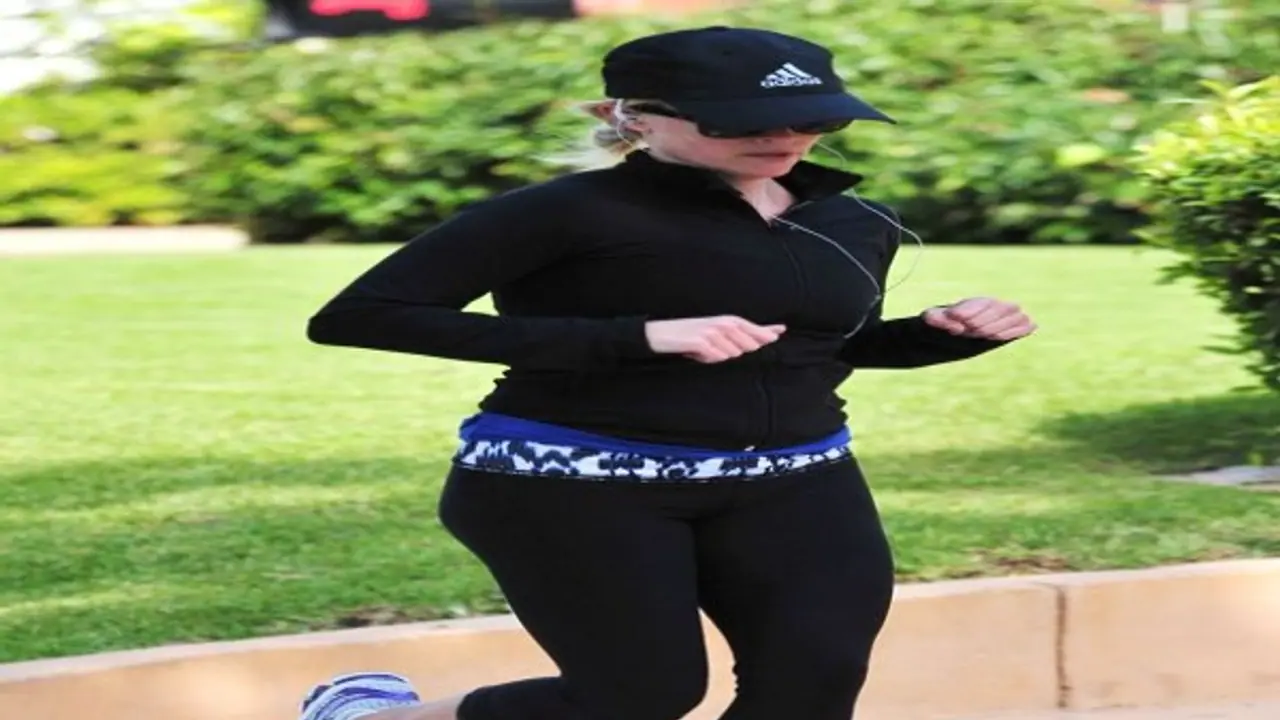 கருப்பு நிற சட்டை போட்டுக்கொண்டு ஜாக்கிங்க் செய்யக் கூடாது. ஏன் தெரியுமா? கருப்பு நிற சட்டை போட்டுக்கொண்டு ஜாக்கிங்க் செய்யக் கூடாது. ஏன் தெரியுமா?