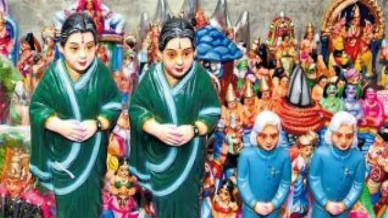 நவராத்திரி கொலு பொம்மைகளில் இடம் பிடித்தார் "ஜெயலலிதா"..! நவராத்திரி கொலு பொம்மைகளில் இடம் பிடித்தார் "ஜெயலலிதா"..!