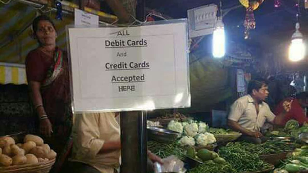 தமிழகம் இழுத்து மூடியதால் உணவு பஞ்சத்திற்கு ஆளான கேரளா...!! கெஞ்சி கேட்டதால் , உதவிக்கரம் நீட்டிய தமிழகம்..!!