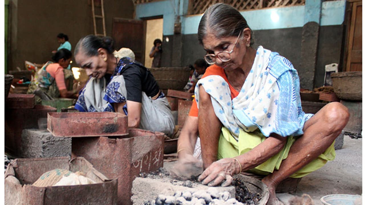 കൊല്ലത്ത് സ്വകാര്യ കശുവണ്ടി ഫാക്ടറികള് തുറക്കാത്തതില് പ്രതിഷേധം കൊല്ലത്ത് സ്വകാര്യ കശുവണ്ടി ഫാക്ടറികള് തുറക്കാത്തതില് പ്രതിഷേധം