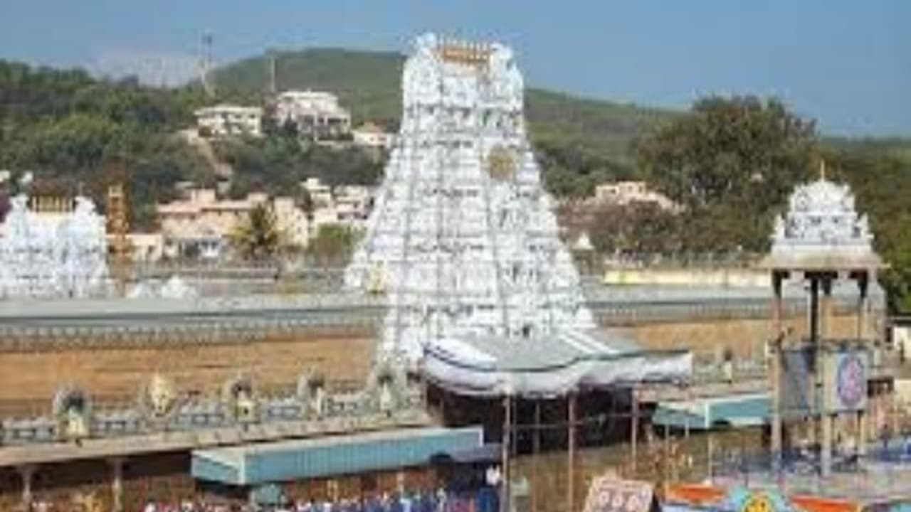 திருப்பதியில் விஐபி தரிசனத்துக்கு ஆதார் கட்டாயம் !! வரும் 23 ஆம் தேதி முதல் ஜனவரி முதல் வாரம் வரை விஐபி தரிசனம் ரத்து !!! திருப்பதியில் விஐபி தரிசனத்துக்கு ஆதார் கட்டாயம் !! வரும் 23 ஆம் தேதி முதல் ஜனவரி முதல் வாரம் வரை விஐபி தரிசனம் ரத்து !!!