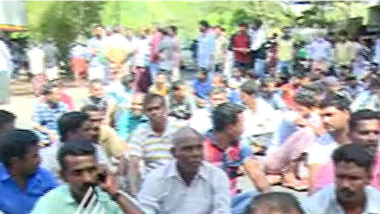 ചുഴലിക്കാറ്റിന്റെ കലിയടങ്ങി: തീര പ്രദേശങ്ങളിൽ നാട്ടുകാരുടെ പ്രതിഷേധം ശക്തം ചുഴലിക്കാറ്റിന്റെ കലിയടങ്ങി: തീര പ്രദേശങ്ങളിൽ നാട്ടുകാരുടെ പ്രതിഷേധം ശക്തം