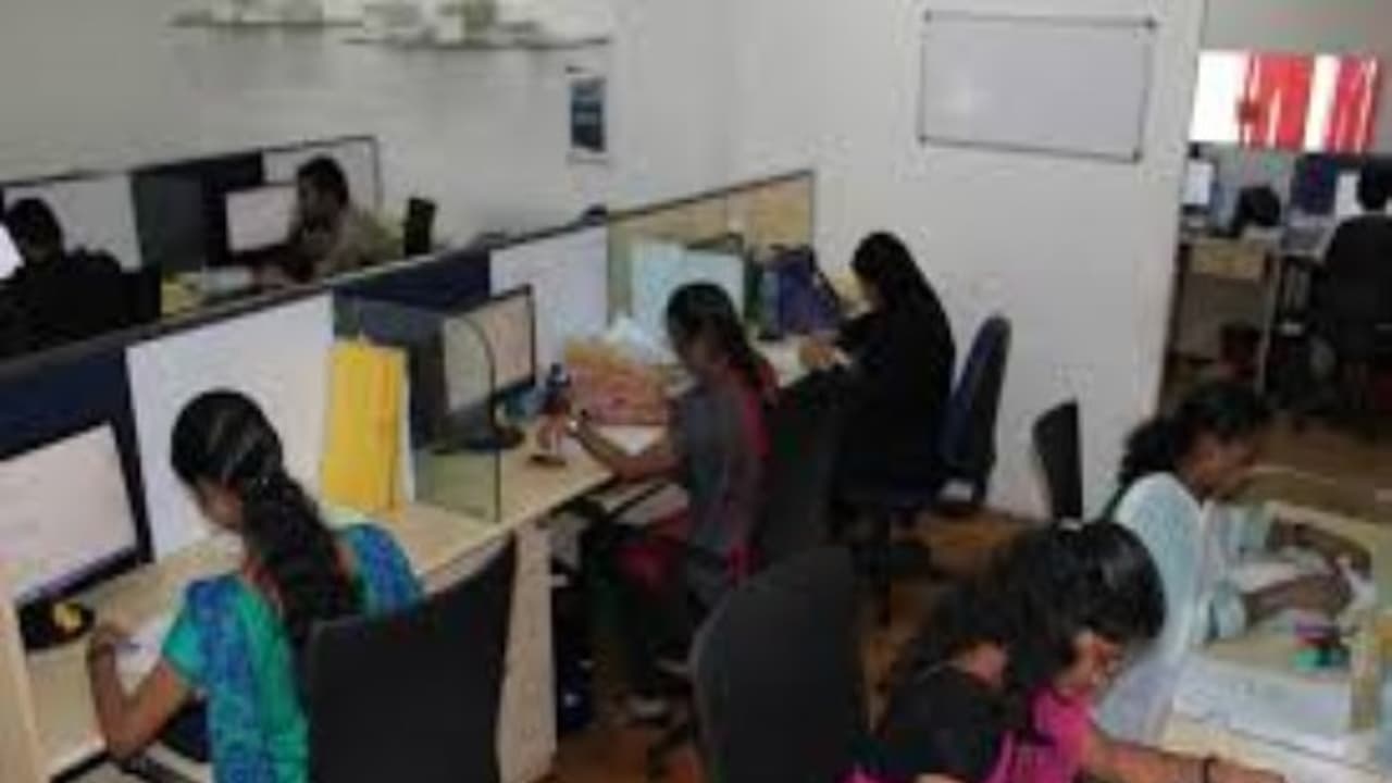 வெளுத்து வாங்கும் கனமழையால் ஸ்தம்பித்த சென்னை… தனியார் நிறுவனங்களுக்கு லீவுவிட அரசு வேண்டுகோள் !!! வெளுத்து வாங்கும் கனமழையால் ஸ்தம்பித்த சென்னை… தனியார் நிறுவனங்களுக்கு லீவுவிட அரசு வேண்டுகோள் !!!