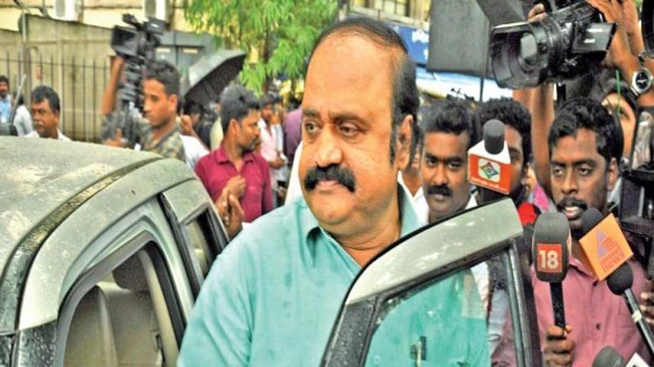 மிஸ்டர் புகழேந்தி நீங்க கில்லாடின்னா நாங்க படு கில்லாடி: பெங்களூரு ரெய்டு கலகல... மிஸ்டர் புகழேந்தி நீங்க கில்லாடின்னா நாங்க படு கில்லாடி: பெங்களூரு ரெய்டு கலகல...