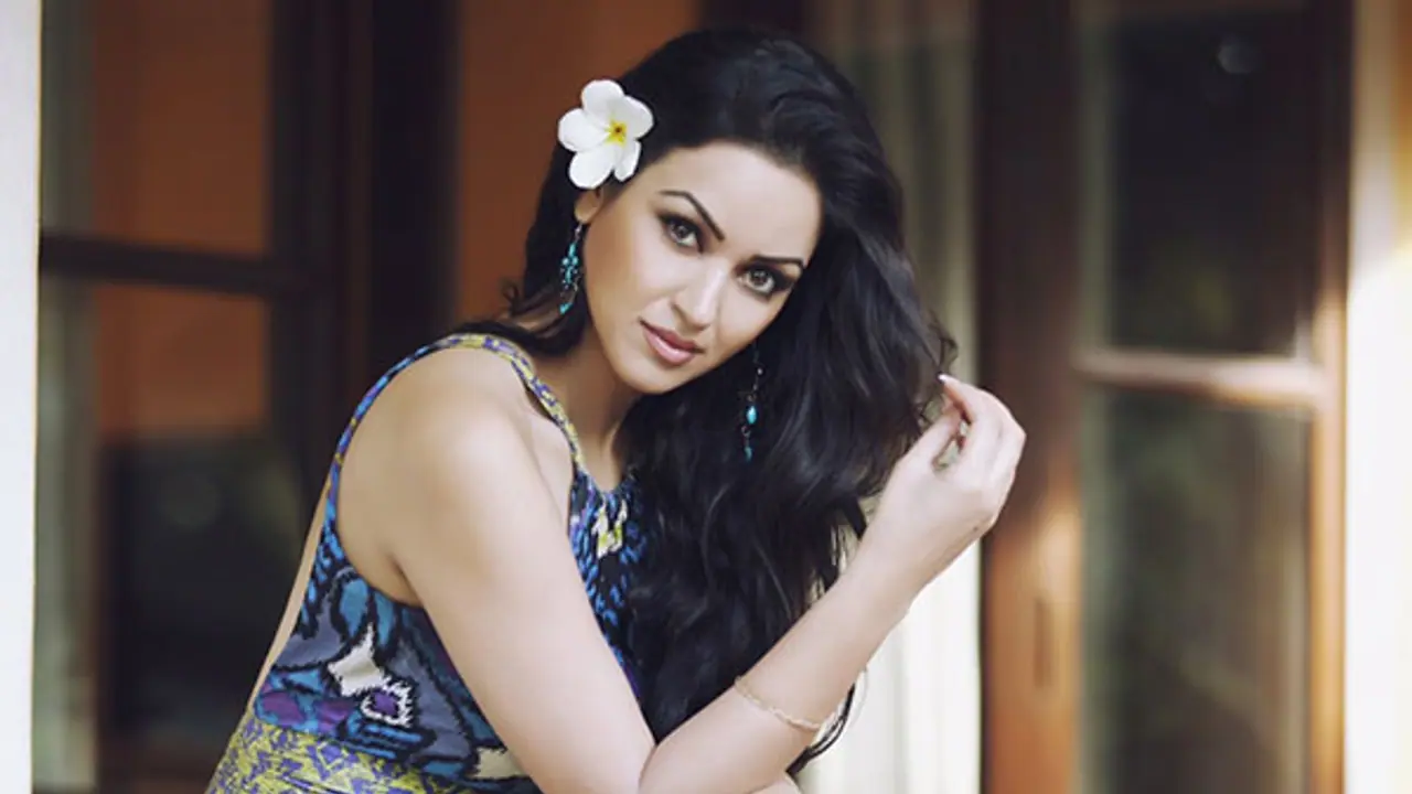 Mummy Maryam Zakaria back with new item song Mummy Maryam Zakaria back with new item song