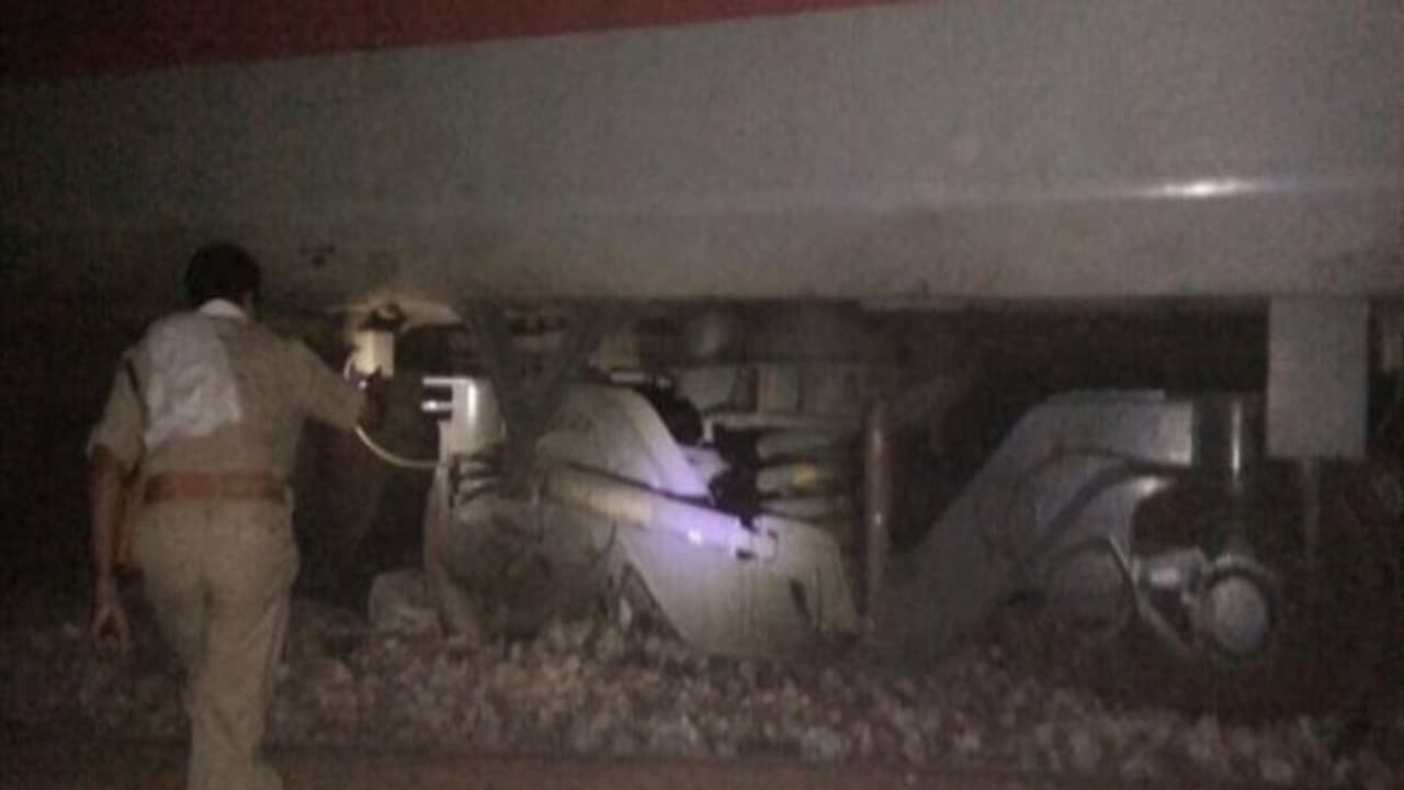 విజయవాడ చెన్నై మార్గంలో పట్టాలు తప్పిన గూడ్స్ విజయవాడ చెన్నై మార్గంలో పట్టాలు తప్పిన గూడ్స్