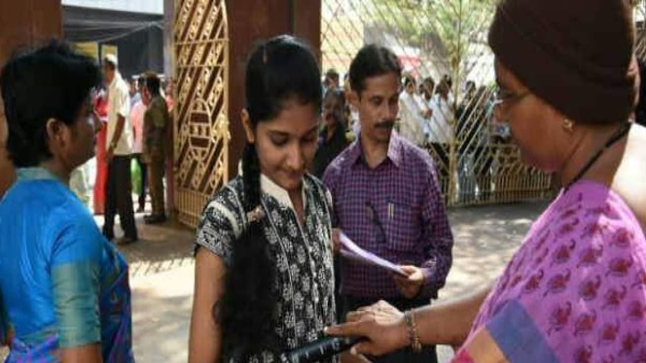 தமிழகத்தில் நீட் தேர்வு பயிற்சி மையங்கள் தொடங்கியாச்சு... எத்தனை தெரியுமா? தமிழகத்தில் நீட் தேர்வு பயிற்சி மையங்கள் தொடங்கியாச்சு... எத்தனை தெரியுமா?