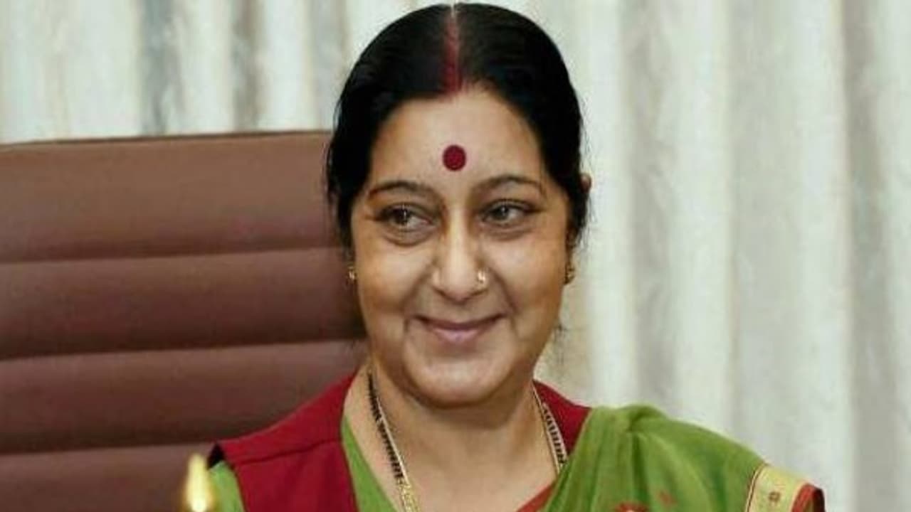 சிகிச்சைக்கு காத்திருக்கும் எல்லோருக்கும் விசா... பாகிஸ்தானியருக்கு சுஷ்மா ஸ்வராஜ் அளித்த தீபாவளி பரிசு சிகிச்சைக்கு காத்திருக்கும் எல்லோருக்கும் விசா... பாகிஸ்தானியருக்கு சுஷ்மா ஸ்வராஜ் அளித்த தீபாவளி பரிசு