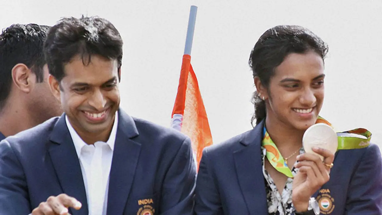 Sindhu and Gopichand receive a hero's welcome in Hyderabad