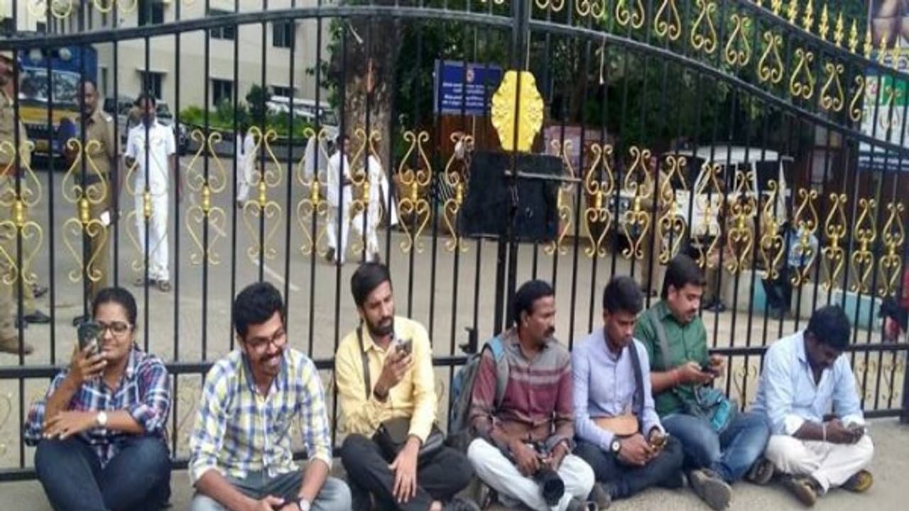 டி.எம்.எஸ்., வளாகத்தில் 144 தடை உத்தரவு... நர்ஸுகள் போராட்டத்தை நசுக்க முயற்சி... பார்வையாளர்கள் வெளியேற்றம்! டி.எம்.எஸ்., வளாகத்தில் 144 தடை உத்தரவு... நர்ஸுகள் போராட்டத்தை நசுக்க முயற்சி... பார்வையாளர்கள் வெளியேற்றம்!