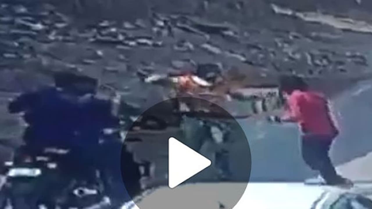 జూబ్లీహిల్స్ లో పట్టపగలే దారి దోపిడీ (వీడియో) జూబ్లీహిల్స్ లో పట్టపగలే దారి దోపిడీ (వీడియో)