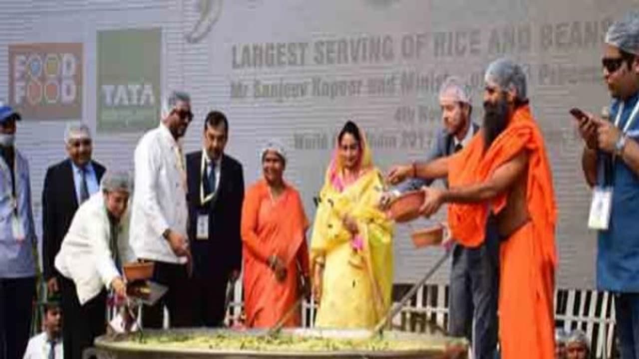 1000 கிலோ கிச்சடி... அசராம கிண்டிய பாபா ராம்தேவ்... உலக சாதனை படைச்சிட்டாங்க... 1000 கிலோ கிச்சடி... அசராம கிண்டிய பாபா ராம்தேவ்... உலக சாதனை படைச்சிட்டாங்க...