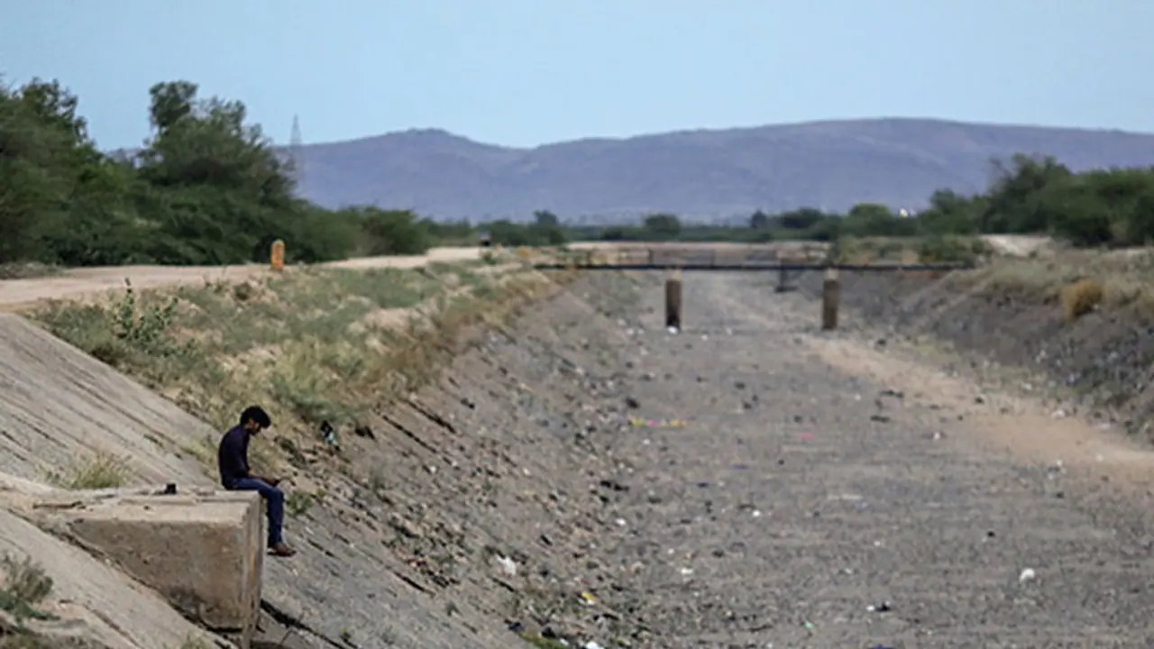 ನೀರಿಲ್ಲದ ಒಣಗಿದೆ ಚಿಕ್ಕೋಡಿ, ದಾವಣೆಗೆರೆ ಭೀಕರ ಬರಗಾಲಕ್ಕೆ ತತ್ತರಿಸಿದ ಕರ್ನಾಟಕ! ನೀರಿಲ್ಲದ ಒಣಗಿದೆ ಚಿಕ್ಕೋಡಿ, ದಾವಣೆಗೆರೆ ಭೀಕರ ಬರಗಾಲಕ್ಕೆ ತತ್ತರಿಸಿದ ಕರ್ನಾಟಕ!