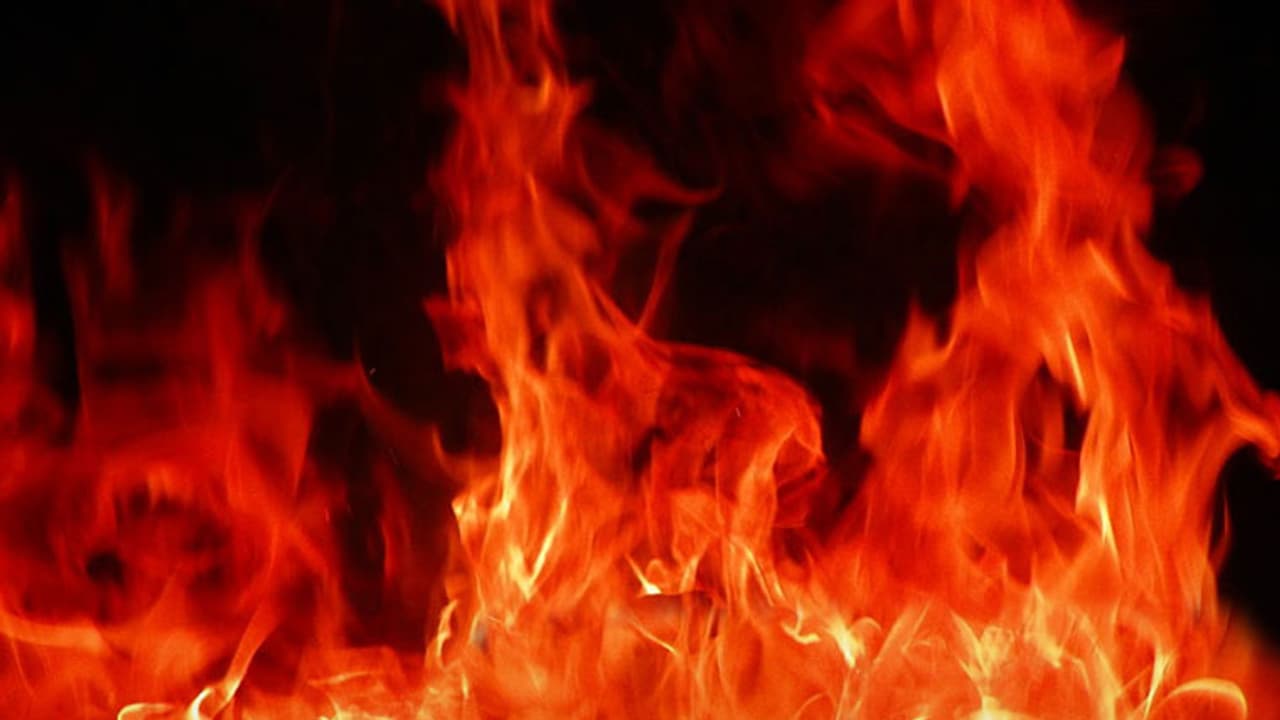 ಚಾಲಕನ ಚಾಲಕಿತನದಿಂದ ತಪ್ಪಿತು ಭಾರಿ ಬೆಂಕಿ ದುರಂತ ಚಾಲಕನ ಚಾಲಕಿತನದಿಂದ ತಪ್ಪಿತು ಭಾರಿ ಬೆಂಕಿ ದುರಂತ