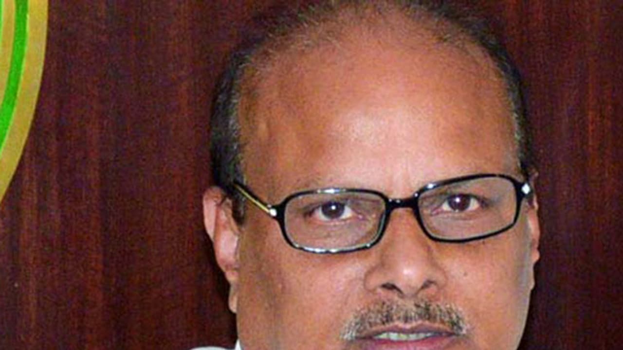 రాజధానిపై గెజిట్ లేదన్న బొత్స: సెక్రటేరియట్ లో ఎందుకున్నారంటూ యనమల కౌంటర్ రాజధానిపై గెజిట్ లేదన్న బొత్స: సెక్రటేరియట్ లో ఎందుకున్నారంటూ యనమల కౌంటర్