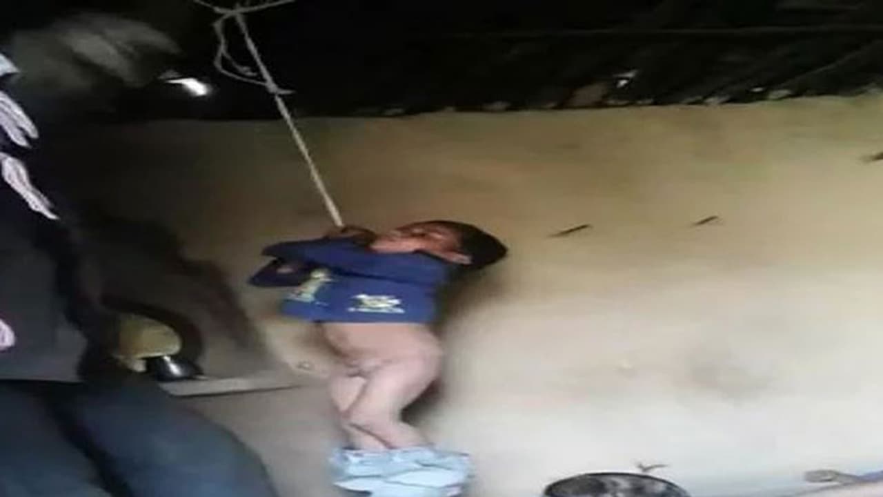 വസ്ത്രത്തില് മണ്ണ് പറ്റിച്ചതിന് പിഞ്ചുകുട്ടികള്ക്ക് നേരെ ക്രൂരമര്ദ്ദനവുമായി പിതാവ് വസ്ത്രത്തില് മണ്ണ് പറ്റിച്ചതിന് പിഞ്ചുകുട്ടികള്ക്ക് നേരെ ക്രൂരമര്ദ്ദനവുമായി പിതാവ്