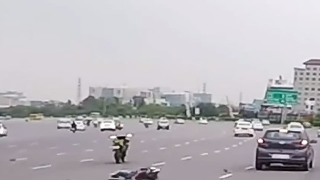 യമഹ R15ഉം ഹ്യുണ്ടായി എലൈറ്റ് i20യും മത്സരിച്ചോടി;പിന്നെ സംഭവിച്ചത് യമഹ R15ഉം ഹ്യുണ്ടായി എലൈറ്റ് i20യും മത്സരിച്ചോടി;പിന്നെ സംഭവിച്ചത്