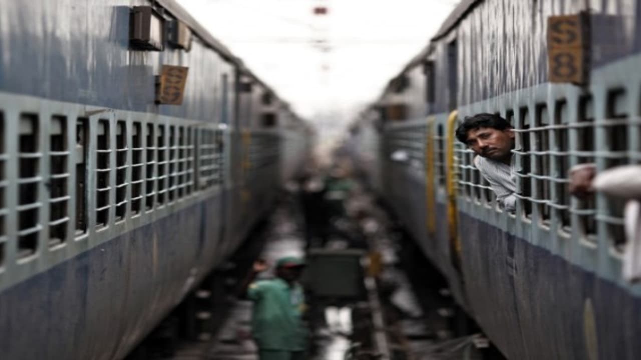 இனி ரயிலில் டிவி சீரியல் பார்க்கலாம் மத்திய அரசின் புதிய திட்டம் இனி ரயிலில் டிவி சீரியல் பார்க்கலாம் மத்திய அரசின் புதிய திட்டம்