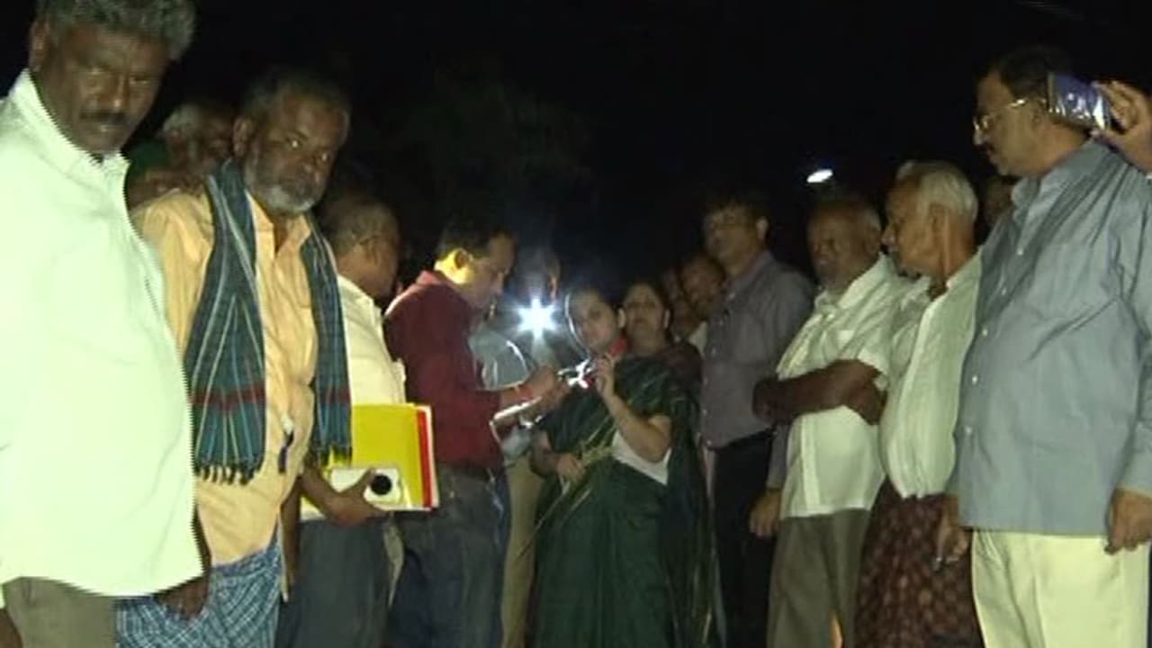 ಹೀಗೂ ಉಂಟೆ..? ರಾತ್ರೋರಾತ್ರಿ ಬಂದು, ಹೆಡ್'ಲೈಟ್ ಬೆಳಕಲ್ಲಿ ಬರ ಸಮೀಕ್ಷೆ ನಡೆಸಿದ ಕೇಂದ್ರದ ತಂಡ ಹೀಗೂ ಉಂಟೆ..? ರಾತ್ರೋರಾತ್ರಿ ಬಂದು, ಹೆಡ್'ಲೈಟ್ ಬೆಳಕಲ್ಲಿ ಬರ ಸಮೀಕ್ಷೆ ನಡೆಸಿದ ಕೇಂದ್ರದ ತಂಡ