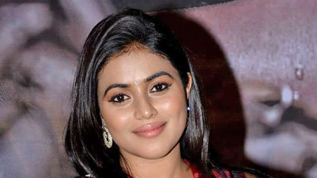 Why actress Shamna Kasim broke down during audio launch of Savarakkathi? Why actress Shamna Kasim broke down during audio launch of Savarakkathi?