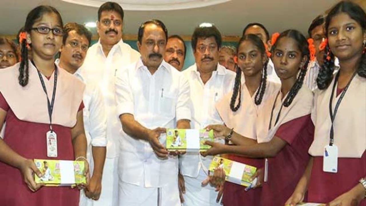 அரசு பள்ளிகளில் அதிரடி திட்டம்... இந்தியாவிலேயே இல்லாத புதிய அறிவிப்பை வெளியிட்ட செங்கோட்டையன்..! அரசு பள்ளிகளில் அதிரடி திட்டம்... இந்தியாவிலேயே இல்லாத புதிய அறிவிப்பை வெளியிட்ட செங்கோட்டையன்..!