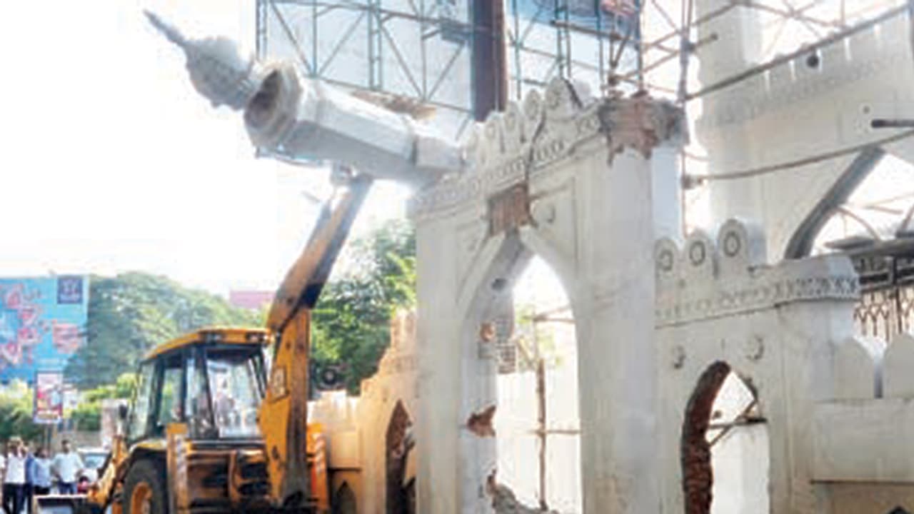 ಬೆಂಗಳೂರು: ಜಾನ್ಸನ್ ಮಾರ್ಕೆಟ್ ಬಳಿ ಮಸೀದಿ ಕಾಂಪೌಂಡ್ ತೆರವು