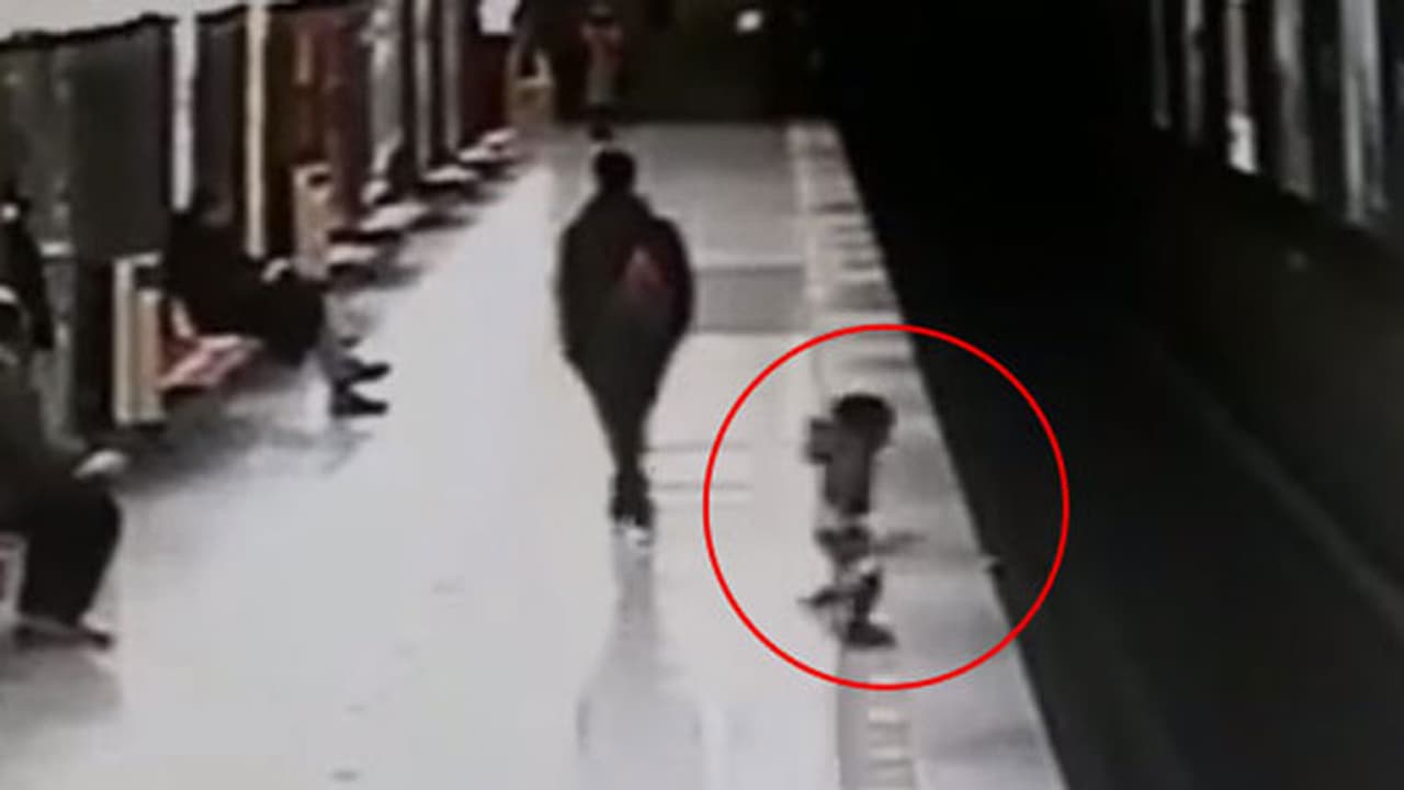 ട്രെയിന് വരുന്നതിന് മിനിറ്റുകള്ക്ക് മുമ്പ് രണ്ടര വയസുകാരന് പാളത്തില് വീണു ട്രെയിന് വരുന്നതിന് മിനിറ്റുകള്ക്ക് മുമ്പ് രണ്ടര വയസുകാരന് പാളത്തില് വീണു