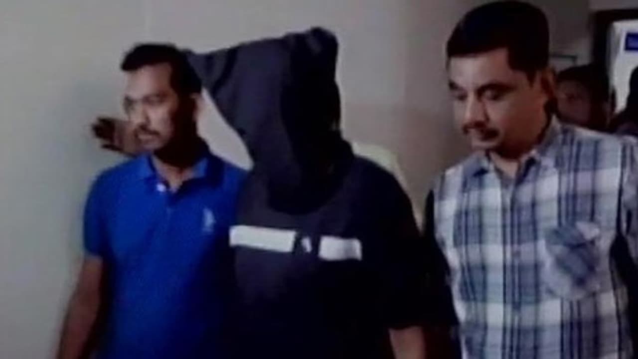 குஜராத்தில் தீவிரவாத தடுப்புப்படை வேட்டை ஐ.எஸ். ஆதரவாளர்கள் இருவர் கைது குஜராத்தில் தீவிரவாத தடுப்புப்படை வேட்டை ஐ.எஸ். ஆதரவாளர்கள் இருவர் கைது