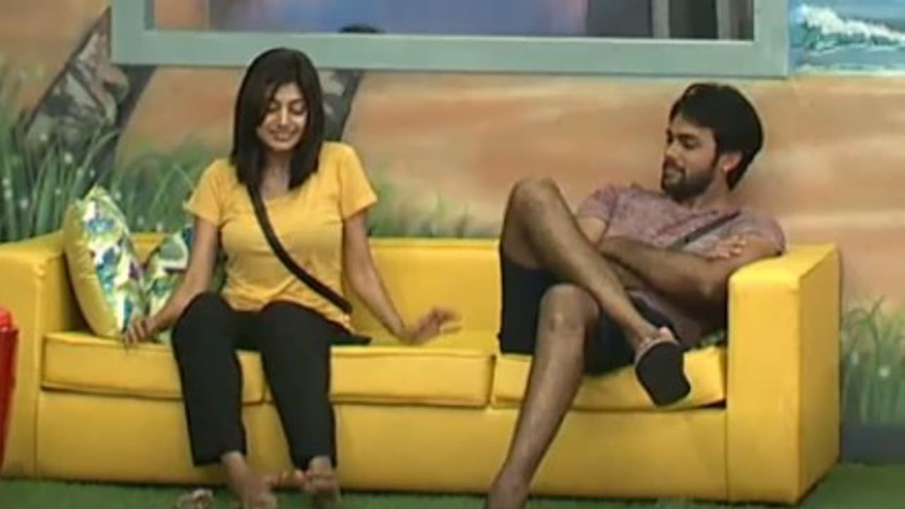 ஜூலியை துரத்தி விட்டு... மீண்டும் ஆரவிடம் காதல் பற்றி பேசிய ஓவியா ... ஜூலியை துரத்தி விட்டு... மீண்டும் ஆரவிடம் காதல் பற்றி பேசிய ஓவியா ...