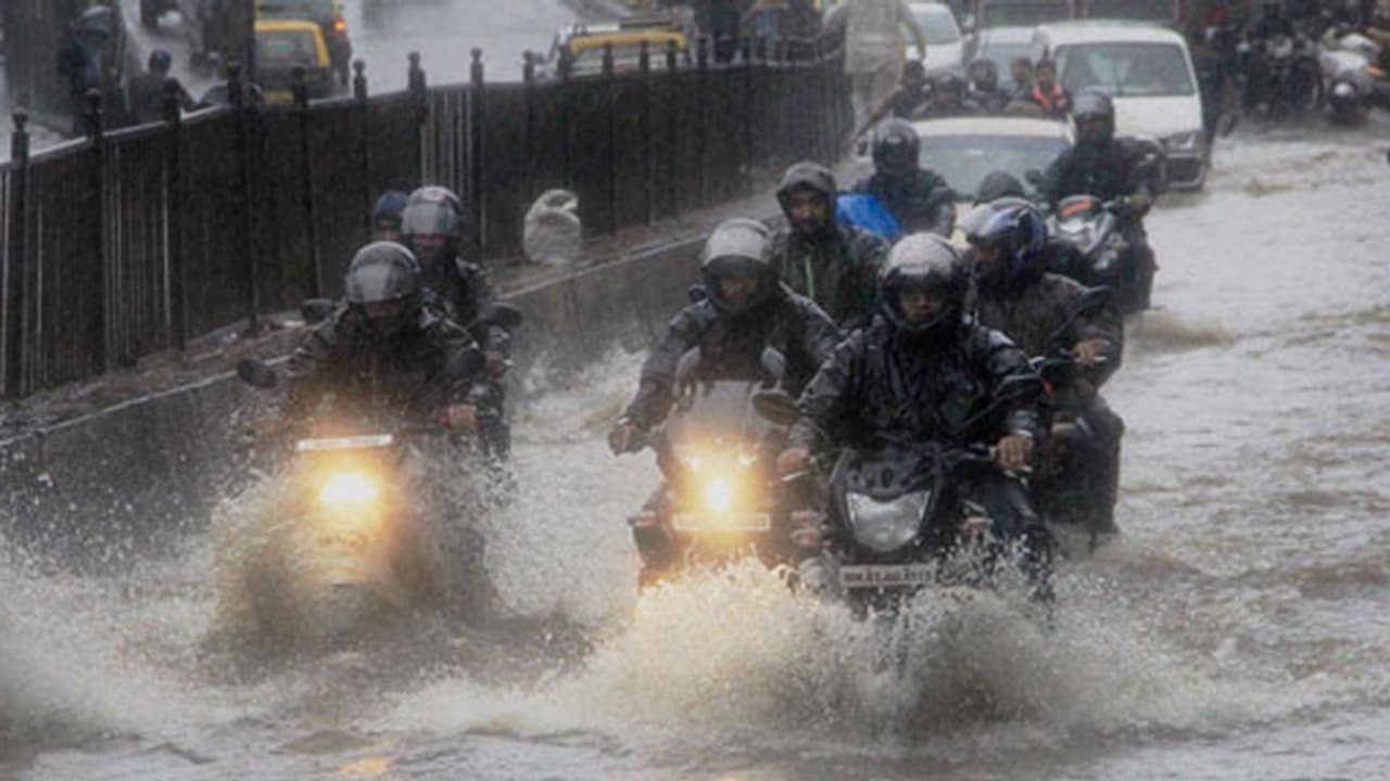 ಮುಂಬೈಯಲ್ಲಿ ಧಾರಾಕಾರ ಮಳೆ; ಜನಜೀವನ ಅಸ್ತವ್ಯಸ್ತ ಮುಂಬೈಯಲ್ಲಿ ಧಾರಾಕಾರ ಮಳೆ; ಜನಜೀವನ ಅಸ್ತವ್ಯಸ್ತ