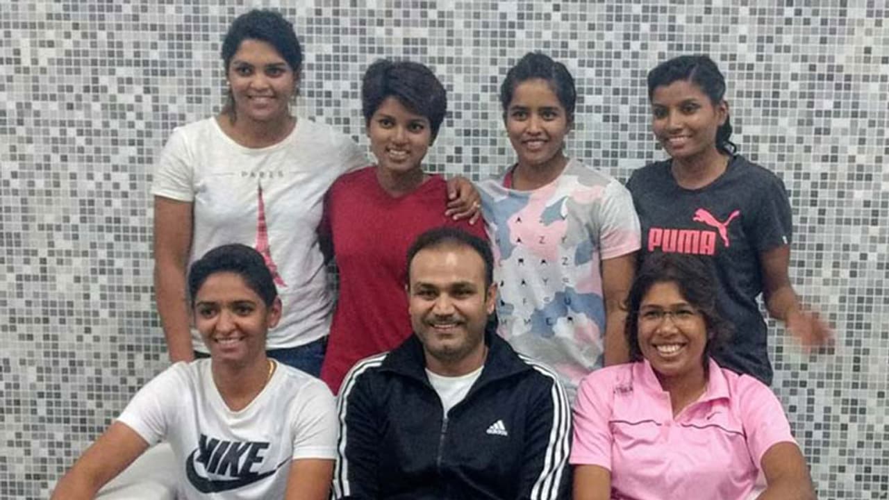 ಟೀಂ ಇಂಡಿಯಾ ವನಿತೆಯರ ಜತೆ ಫೋಸ್ ಕೊಟ್ಟ ಸೆಹ್ವಾಗ್ ಟೀಂ ಇಂಡಿಯಾ ವನಿತೆಯರ ಜತೆ ಫೋಸ್ ಕೊಟ್ಟ ಸೆಹ್ವಾಗ್