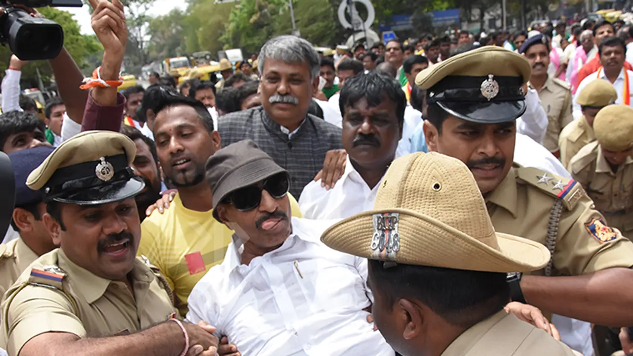 ತಮಿಳುನಾಡಿಗೆ ಕಾವೇರಿ ನೀರು ಬಿಡುಗಡೆ ಖಂಡಿಸಿ ವಾಟಾಳ್ ನಾಗರಾಜ್ ತಮಟೆ ಚಳವಳಿ