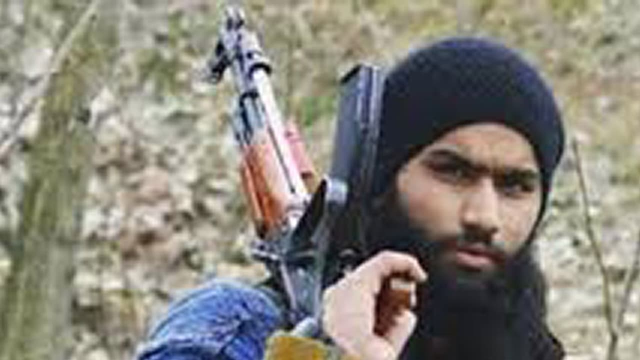 കൊലപ്പെടുത്തുമെന്ന് ഭീകരന്റെ ഭീഷണി, മണിക്കൂറുകള്ക്കകം സൈനികന് ഭീകരനെ വെടിവച്ച് വീഴ്ത്തി കൊലപ്പെടുത്തുമെന്ന് ഭീകരന്റെ ഭീഷണി, മണിക്കൂറുകള്ക്കകം സൈനികന് ഭീകരനെ വെടിവച്ച് വീഴ്ത്തി