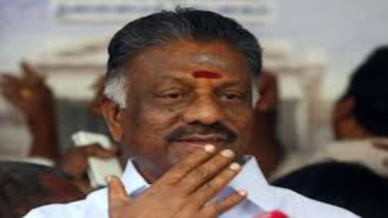 சசிகலா தரப்பால் உயிருக்கு ஆபத்து….ஓபிஎஸ்க்கு உச்சகட்ட பாதுகாப்பு அளிக்கக் கோரி ராஜ்நாத் சிங்கிடம் மனு… சசிகலா தரப்பால் உயிருக்கு ஆபத்து….ஓபிஎஸ்க்கு உச்சகட்ட பாதுகாப்பு அளிக்கக் கோரி ராஜ்நாத் சிங்கிடம் மனு…